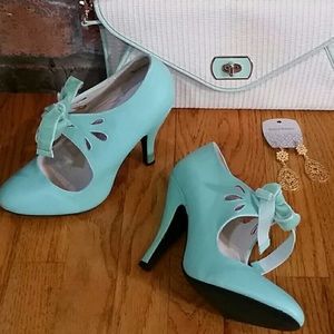 Dolce by mojo Moxy mint scalloped heels